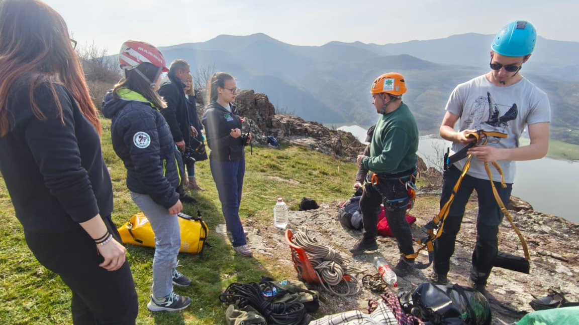 Провежда се спасителна акция за овце в 400-метрова пропаст край Широко поле