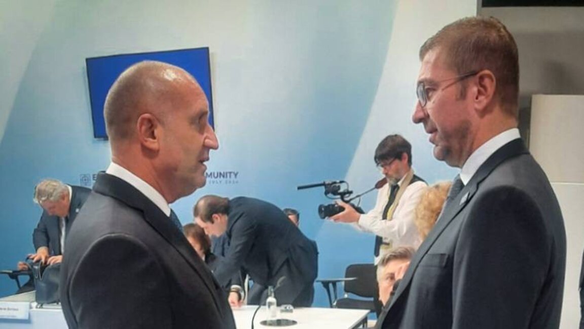 Rumen Radev (L)  and Hristijan Mickoski