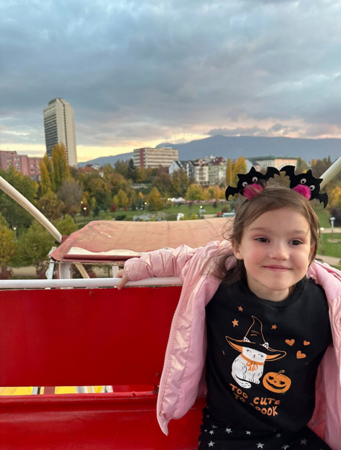 Скоро Теа ще тръгне на училище. Харесва да работи с кинетичен пясък и пластилин.