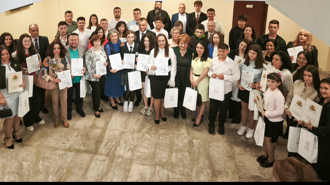 Областният управител на Кърджали награди ученици, учители и дейци на културата 