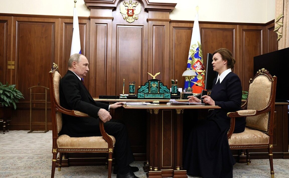 Руският президент Владимир Путин разговаря с Анна Цивильова, която е председател на държавния фонд "Защитник на отечеството", архив, април 2024 г.
