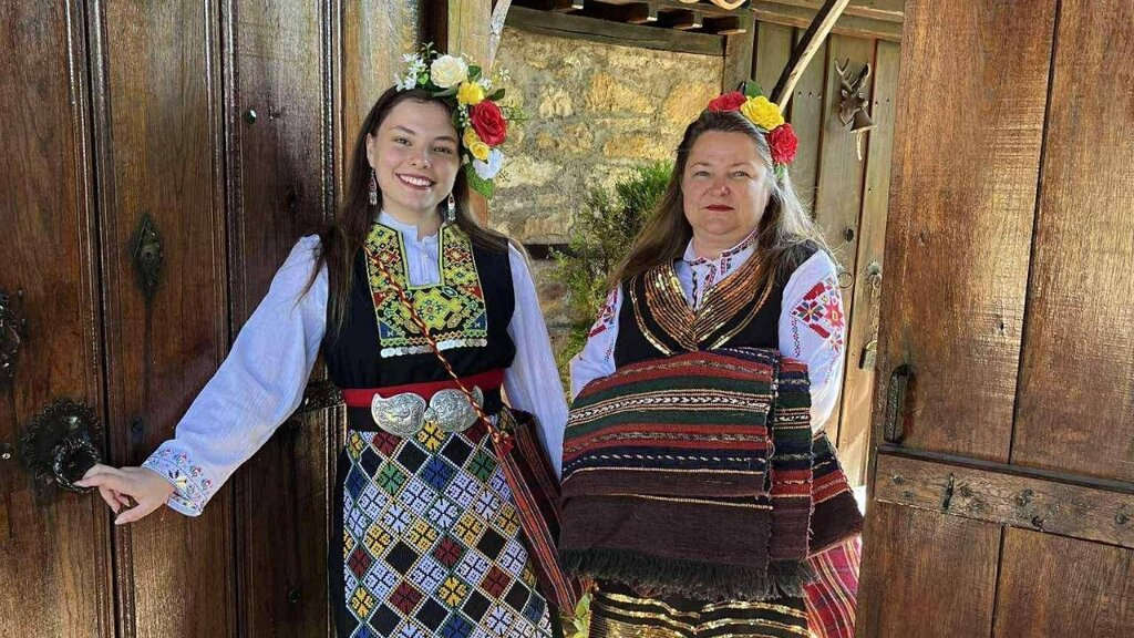 Двадцатилетняя Десислава Маринова создает аутентичные народные костюмы