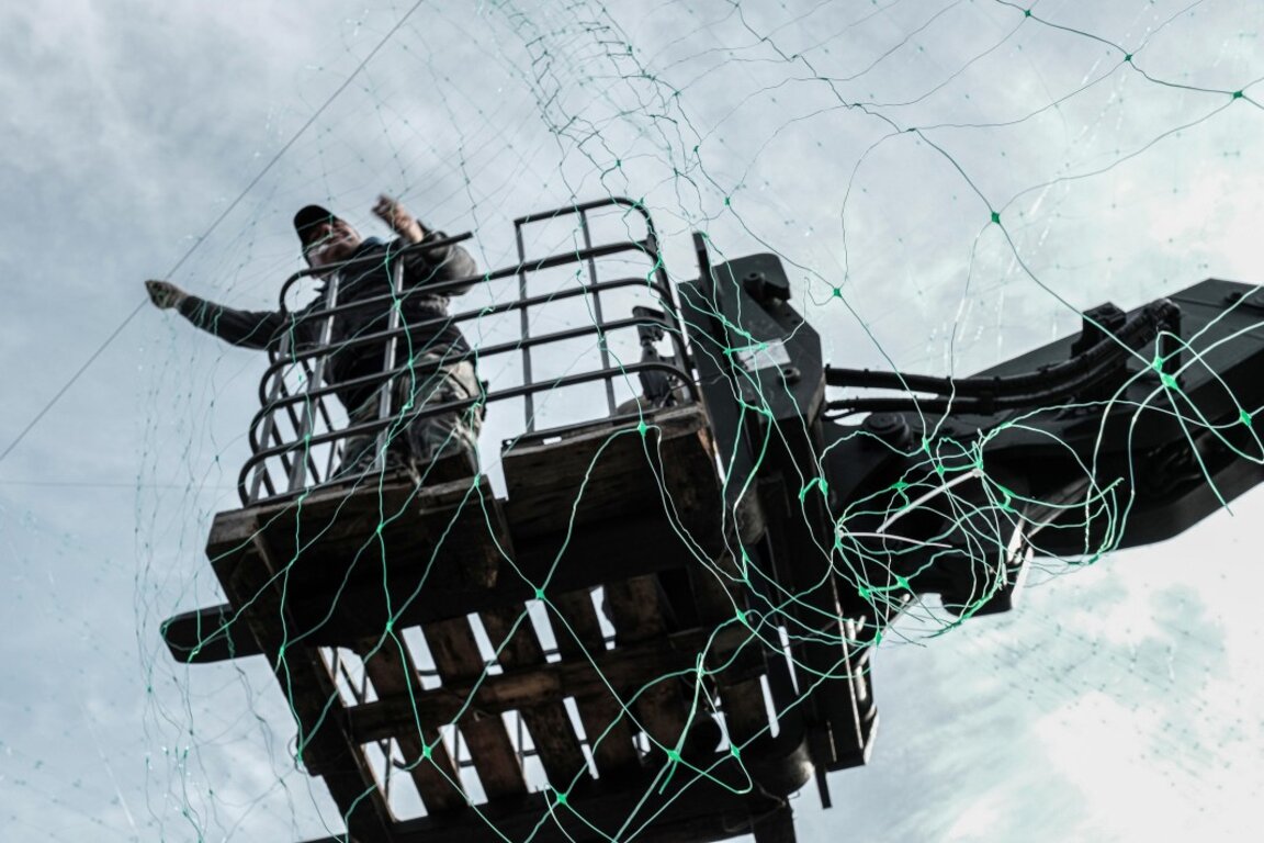 Украински военен разполага мрежа срещу дронове в Донецка област, 4 ноември 2025 г.