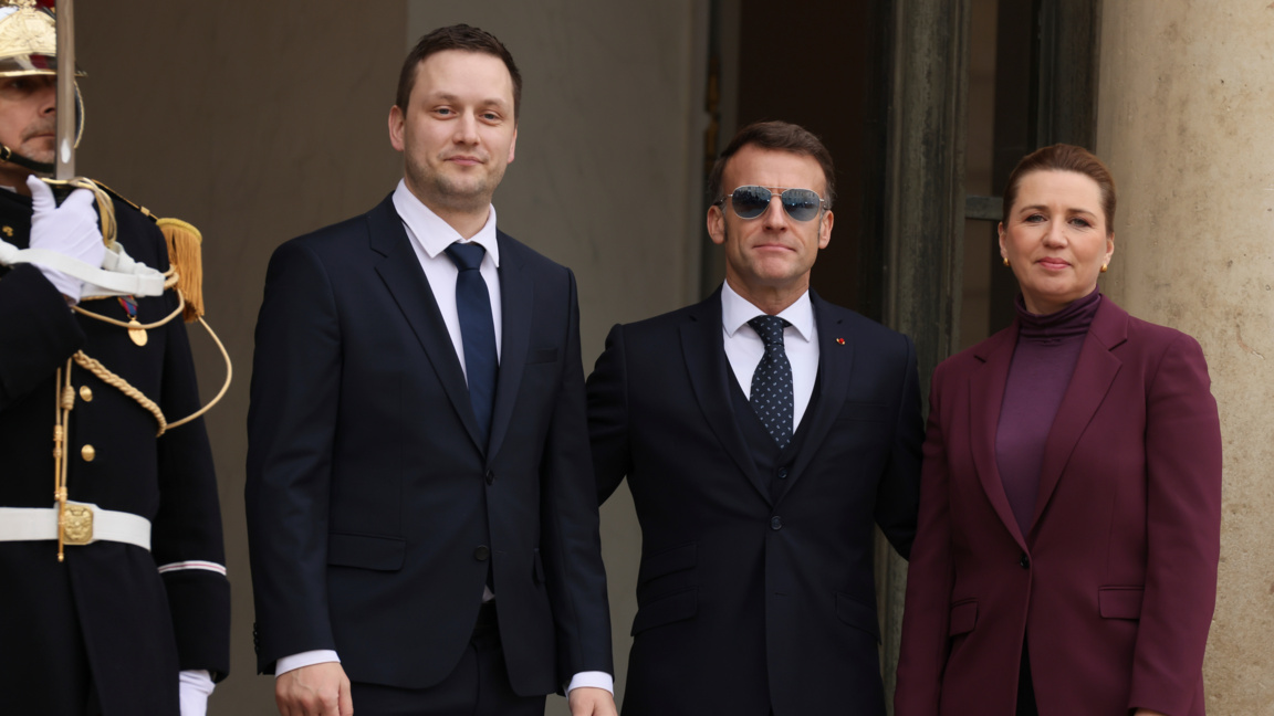 Френският президент Еманюел Макрон посреща министър-председателя на Дания Мете Фредериксен (вдясно) и министър-председателя на Гренландия Йенс-Фредерик Нилсен (вляво) в Елисейския дворец в Париж, 28 януари 2026 г.