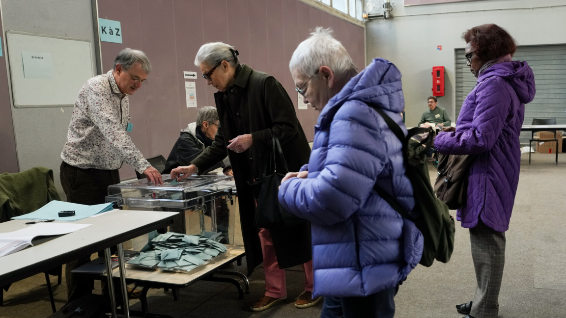 Избиратели гласуват на втория тур на общинските избори във Франция в Париж, 22 март 2026 г.