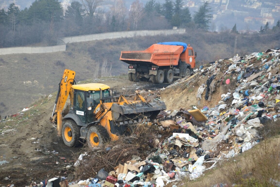Почистват силно замърсени локации край пътя за село Делвино