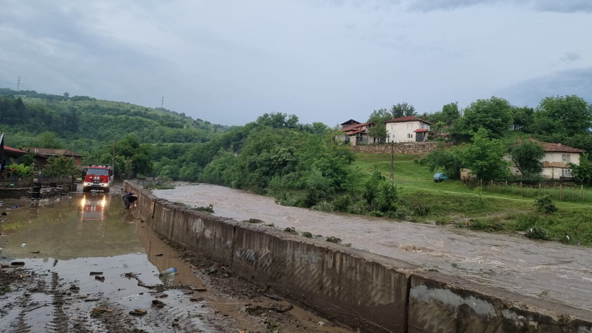 Продължава отстраняването на щетите от наводненията в страната
