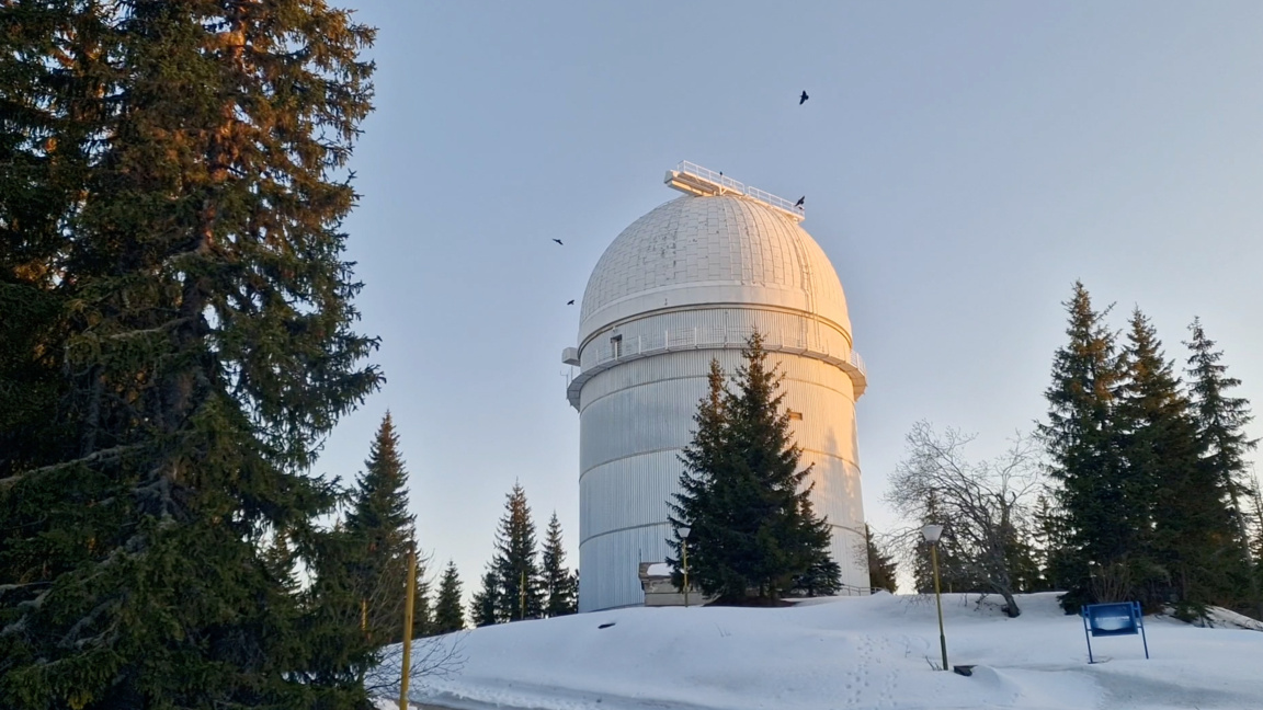 През април в Националната астрономическа обсерватория  "Рожен" ще бъде открит нов оптичен телескоп за нощни наблюдения с диаметър на огледалото 80 сантиметра. Той е разположен в една от кулите и заменя телескоп, използван повече от половин век.