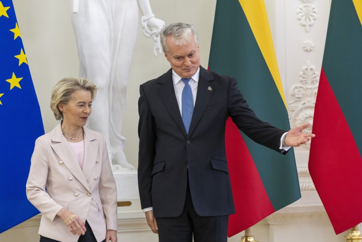 Президентът на Литва Гитанас Науседа и председателят на ЕК Урсула фон дер Лайен в президентския дворец във Вилнюс, Литва, 9 февруари 2025 г.