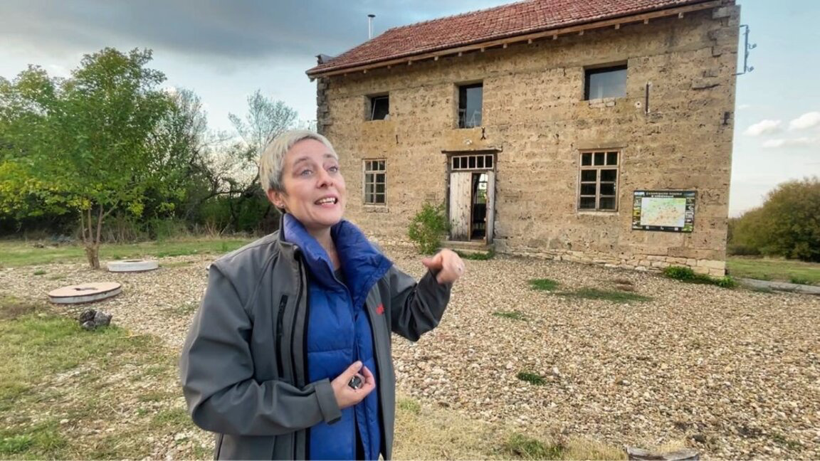 Iva Taralezhkova para Mullirit të Vjetër, të shndërruar në një qendër kulturore dhe arsimore