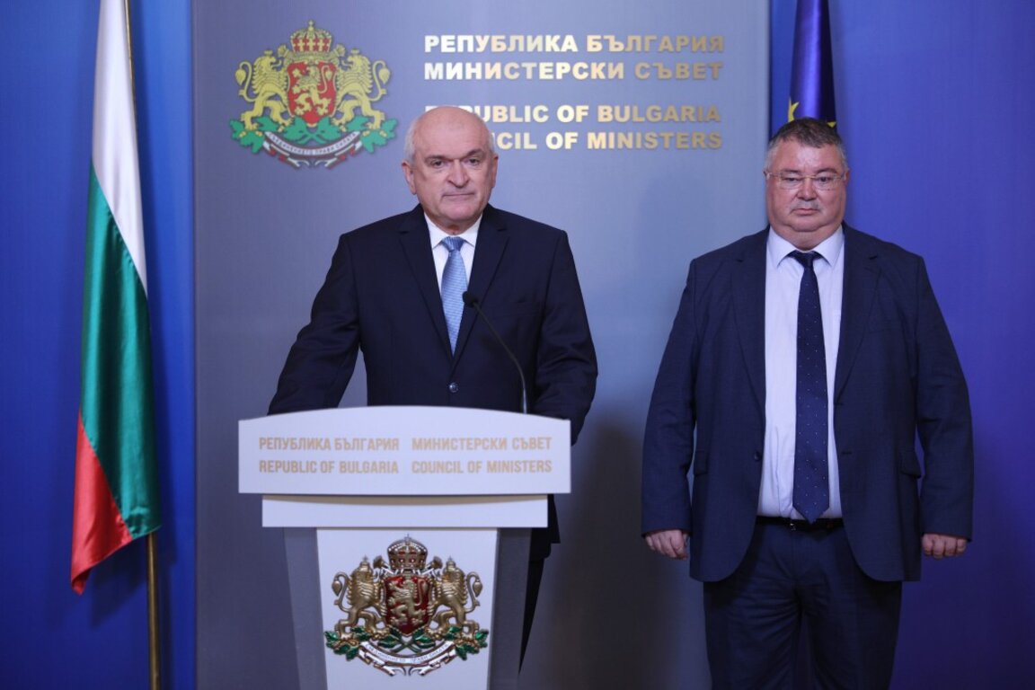 Служебният премиер Димитър Главчев и служебният министър на труда и социалната политика Ивайло Иванов (вдясно) дадоха брифинг в МС -  13 май 2024 г.