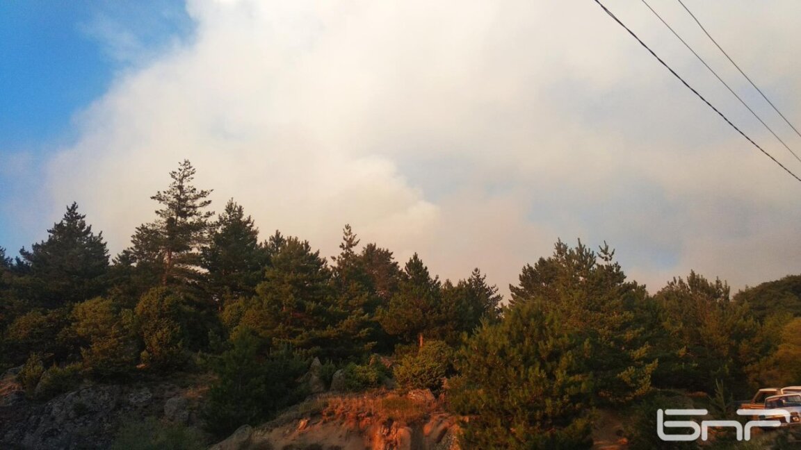 Разрастват се и трите големи пожара в Югозападна България