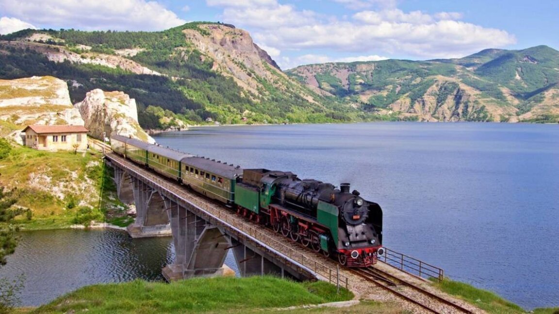 Nostaljik tren yolculuklarına turistlerden büyük ilgi