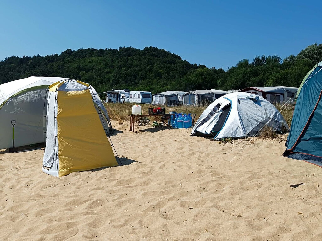 Retiran tiendas de campaña y caravanas de la playa de Karadere del mar Negro