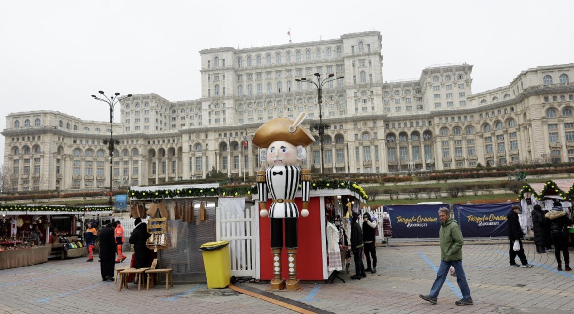 Коледен базар пред парламента в Букурещ, 11 декември 2024 г.