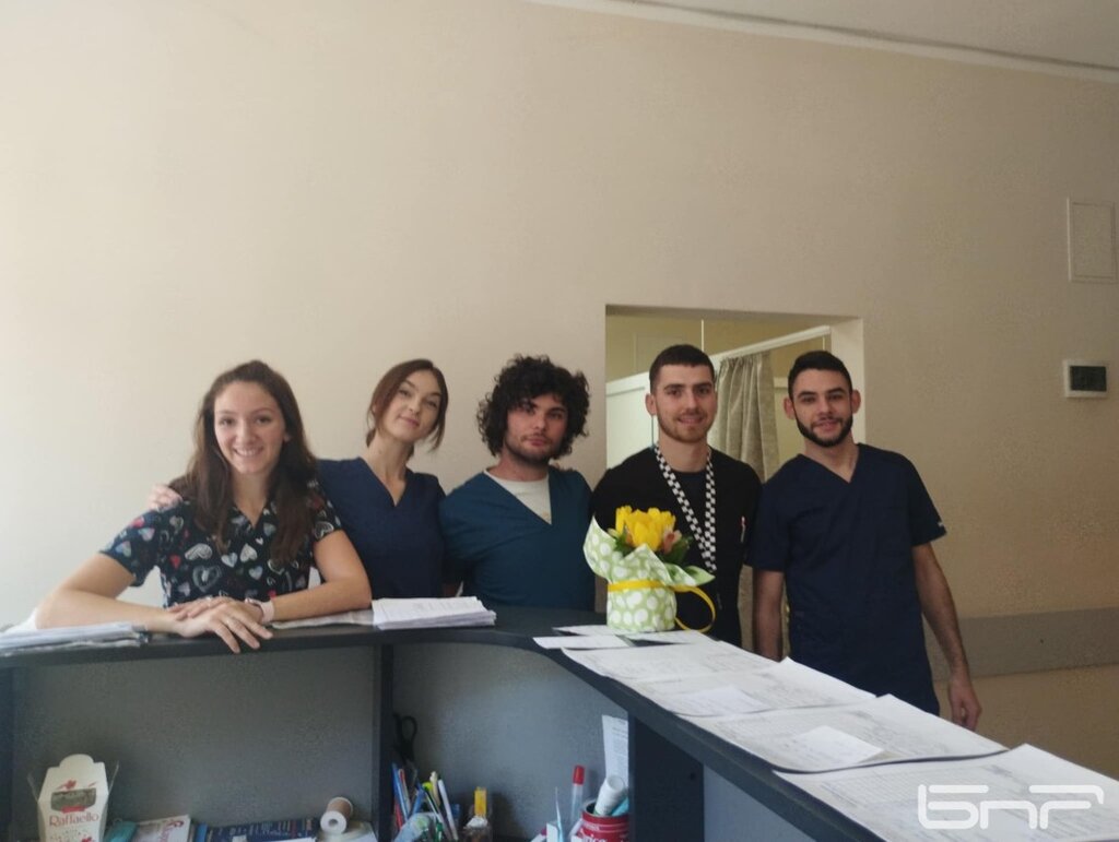 Младите лекари от Клиниката по физикална терапия и рехабилитация към УМБАЛ "Света Анна"