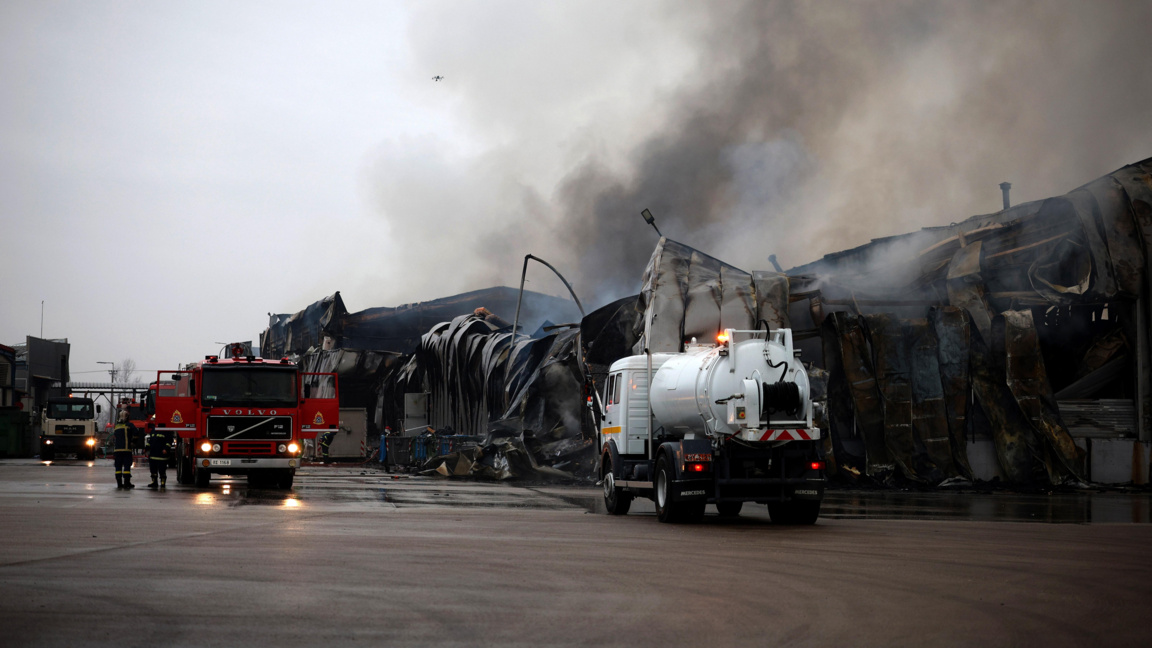 Пожарникари потушават пожара във фабрика за бисквити в Трикала, Гърция, 26 януари 2026 г.