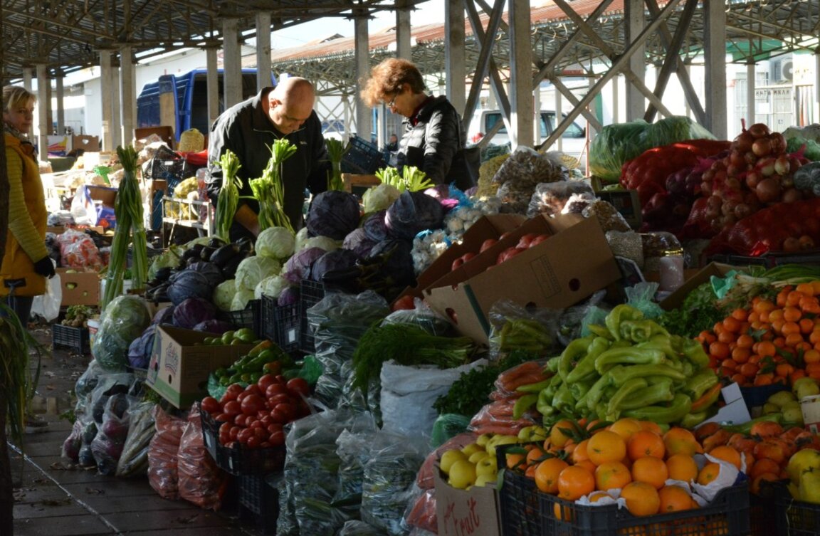Основни хранителни стоки, повечето плодове и някои зеленчуци поскъпват на борсите у нас