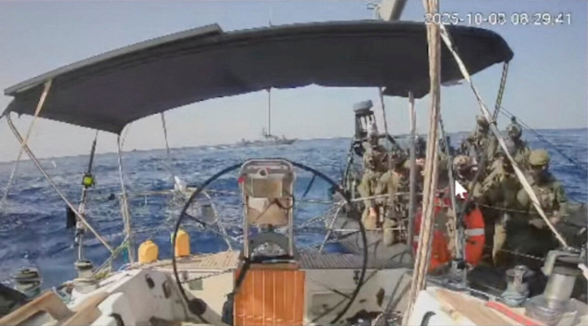 Израел е депортирал четирима от участниците в хуманитарната флотилия "Глобал Сумуд"