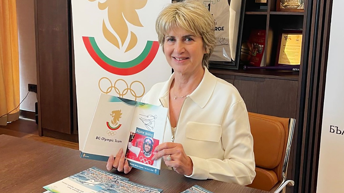 Под българския флаг в Алпите: 51 души представят страната ни на Олимпиада 2026 Председателят на БОК Весела Лечева с олимпийския справочник