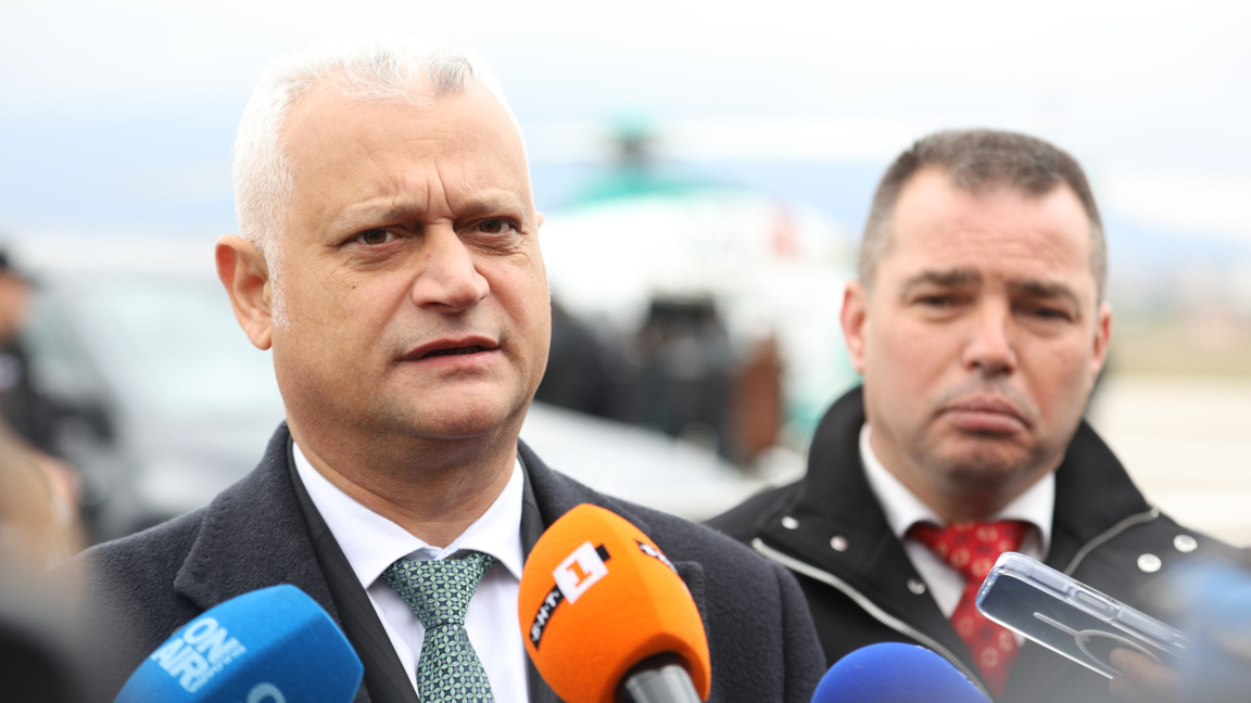 Служебният министър на вътрешните работи Емил Дечев и директорът на ГДГП главен комисар Антон Златанов (вдясно)  в авиобазата на ГДГП в кв. "Враждебна", където се провежда тържествена церемония по приемане на нова техника, предоставена на "Гранична полиция" - 23 март 2026 г.