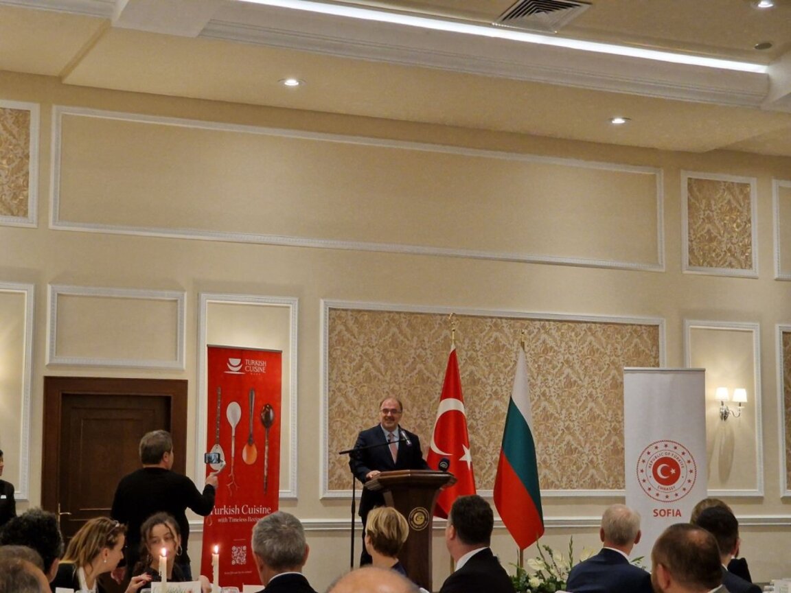 Kültür Bakanı Todorov, Türkiye Büyükelçisi Mehmet Sait Uyanık’ın verdiği resmi yemeğe katıldı