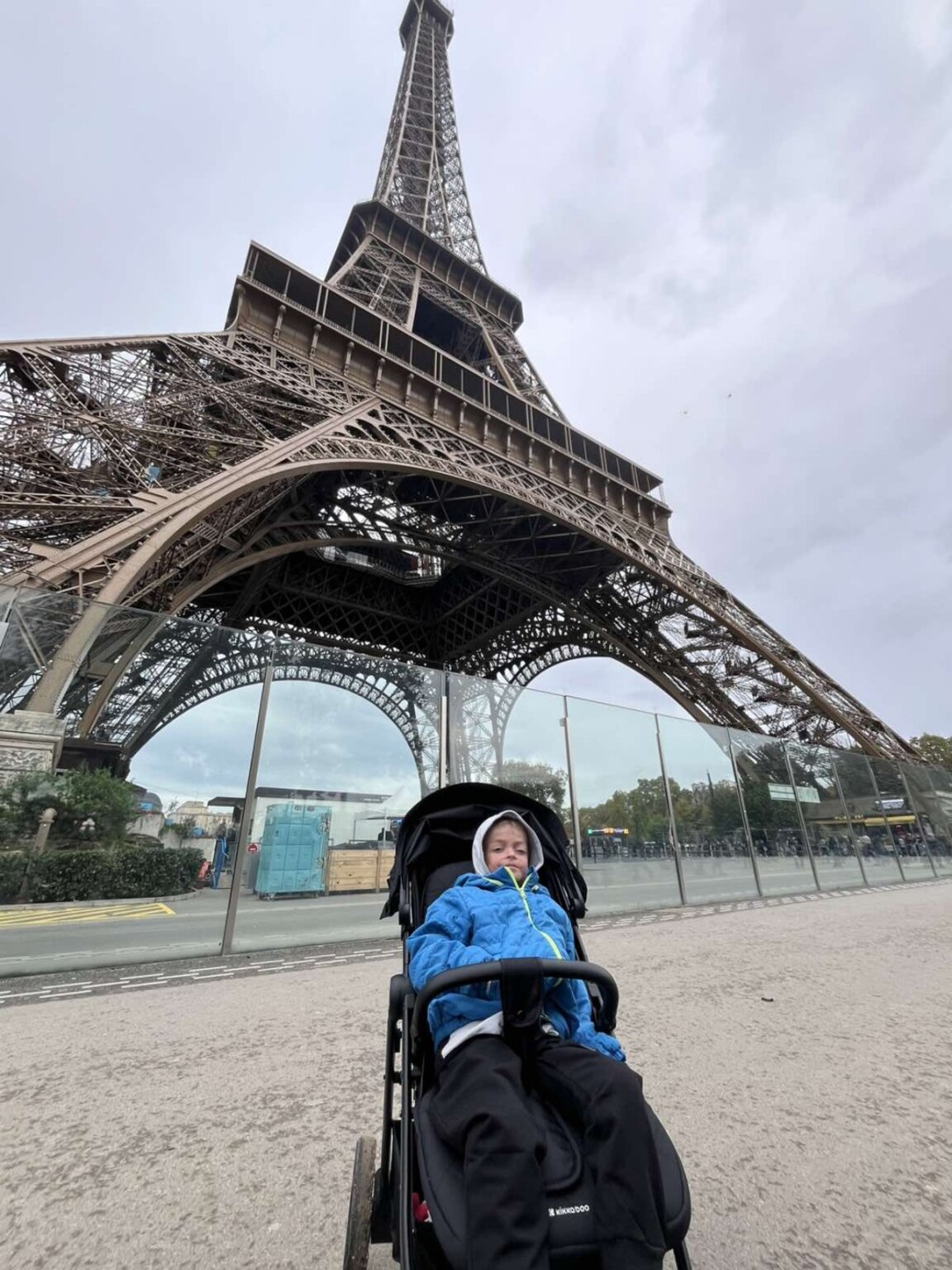 Гоги на Айфеловата кула в Париж