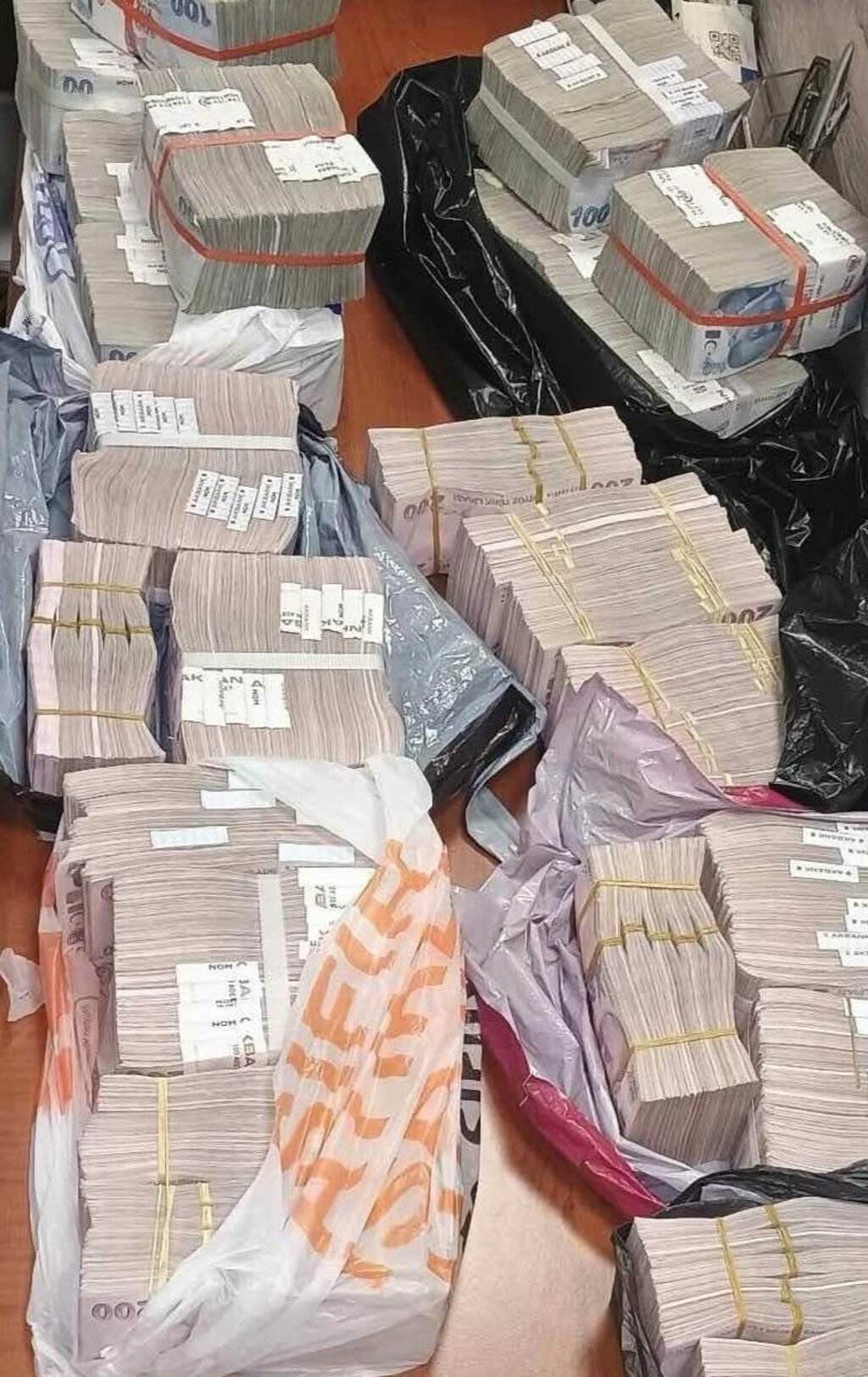 Недекларирани 4 млн. турски лири задържаха митничари на Малко Търново