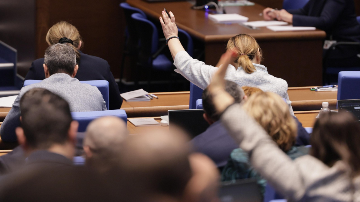 На първо четене: До 20 изборни секции в страни извън ЕС