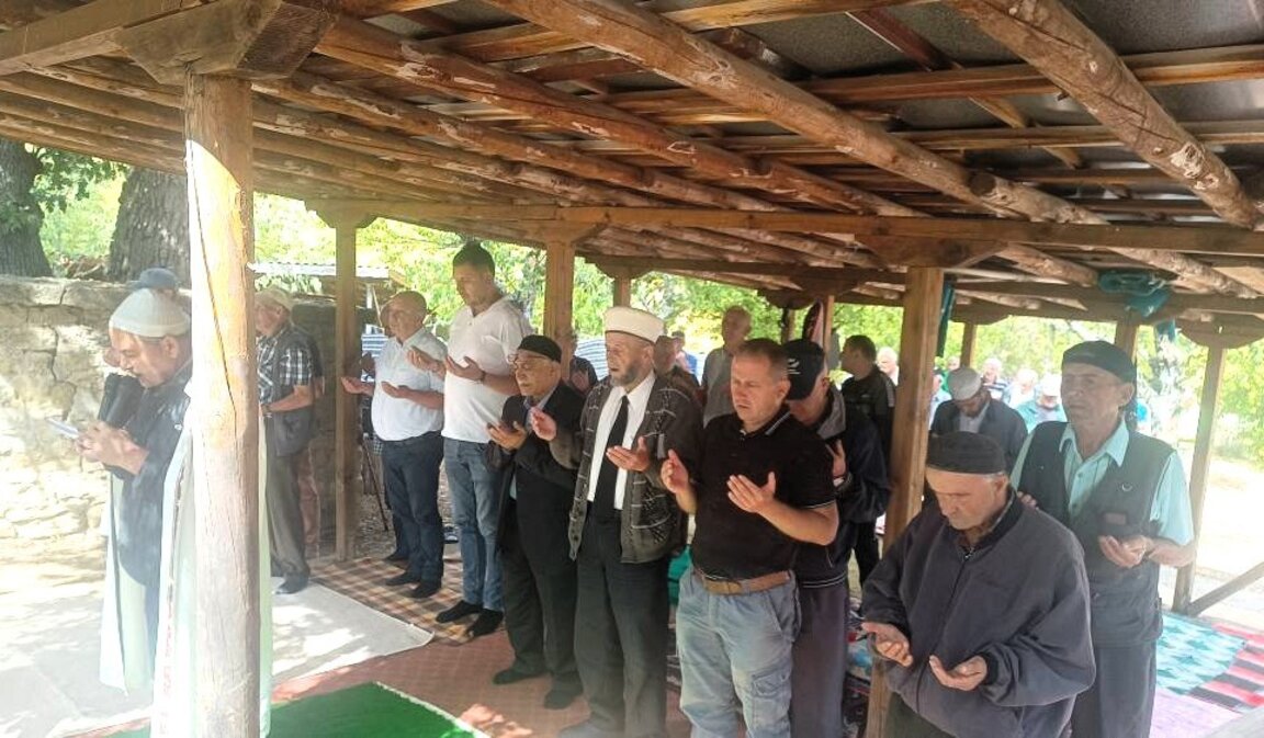 Последна молитва за сезона в Каблешково събра десетки в обща вяра