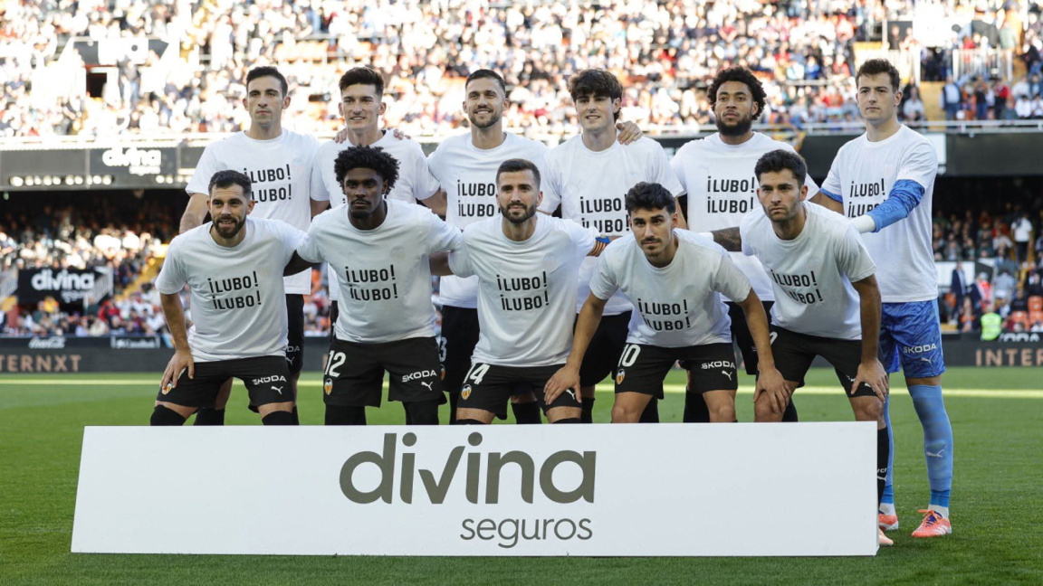 Lojtarët dhe tifozët e Valencias mbështetën Ljubosllav Penev