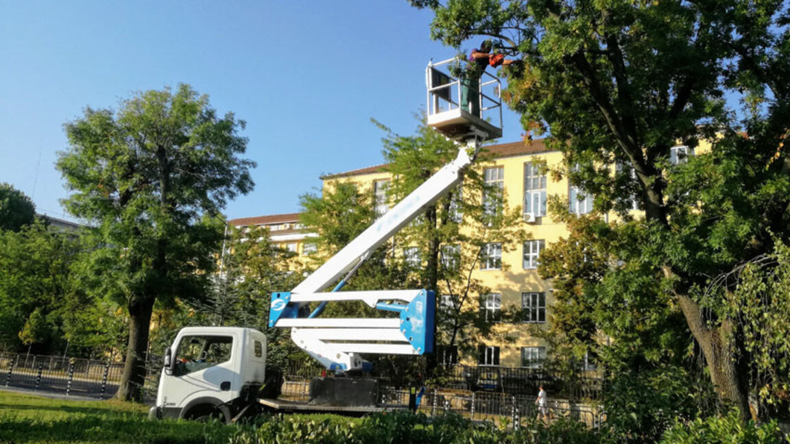 Продължава мащабното почистване на междублокови пространства  в район “Изгрев”