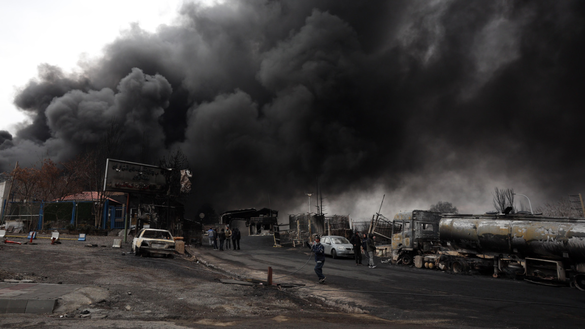 Нефтената рафинерия Шахран, докато димът все още се издига след снощния въздушен удар в Техеран, Иран