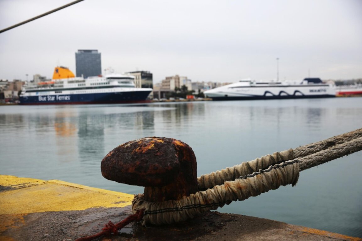 Кораби на пристанището в Пирея.