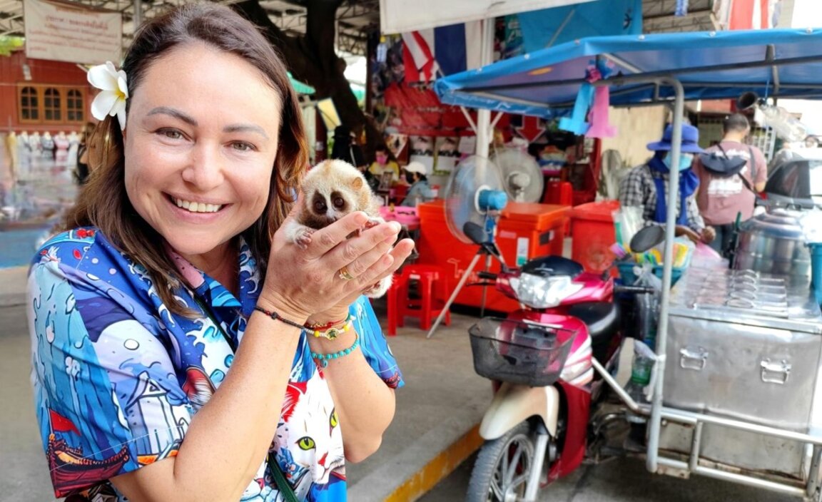 Бургаският журналист Стела Колева гушка жирафи в Тайланд