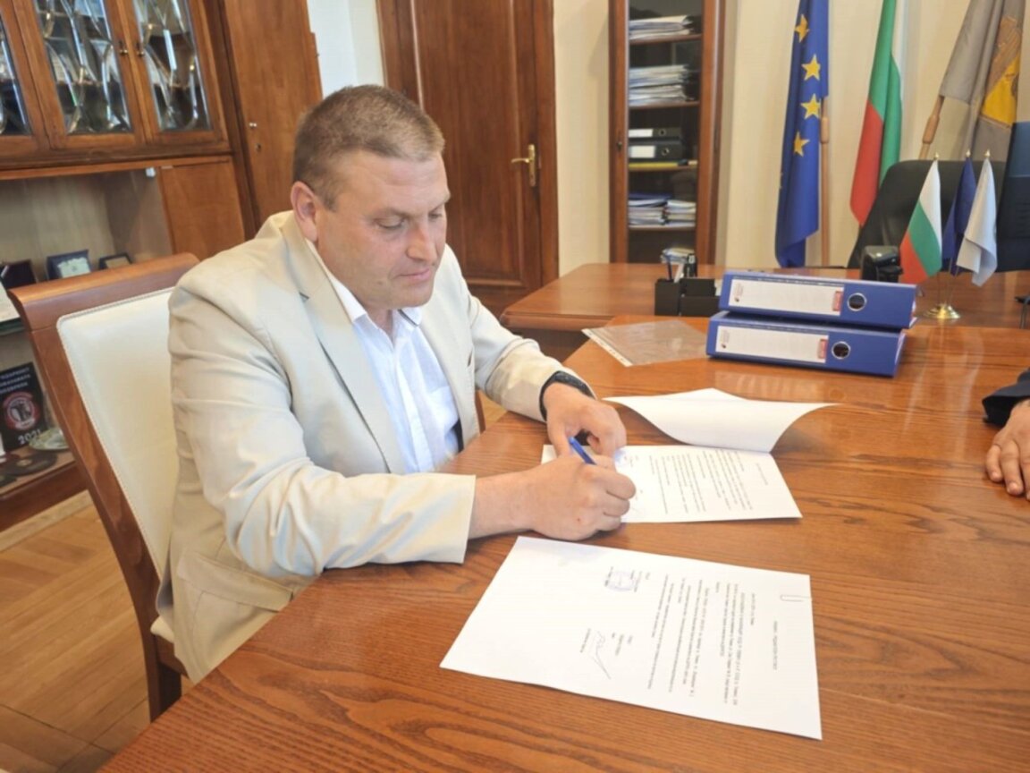 Община Плевен подписа още 27 споразумения с МРРБ