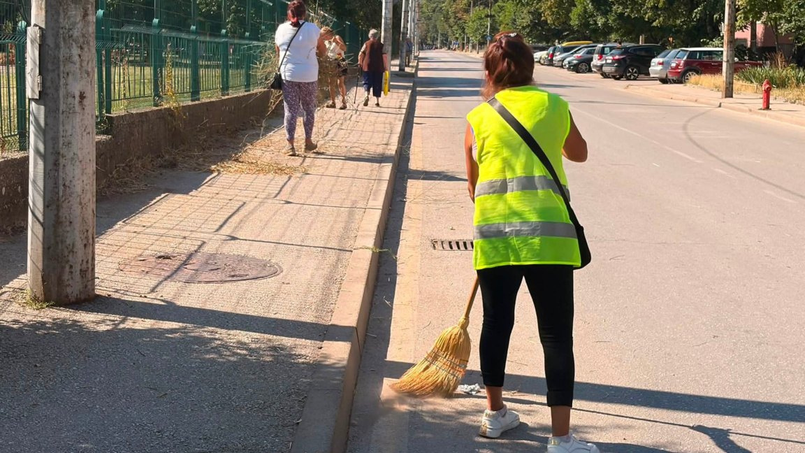 Продължава поддръжката на обществените места и зелените площи във Враца