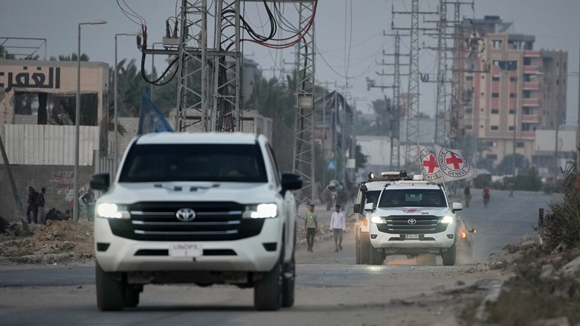 Vehicule ale Crucii Roșii transportând cadavrele celor doi ostatici predați de Hamas, Deir al-Balah, 30 octombrie 2025.