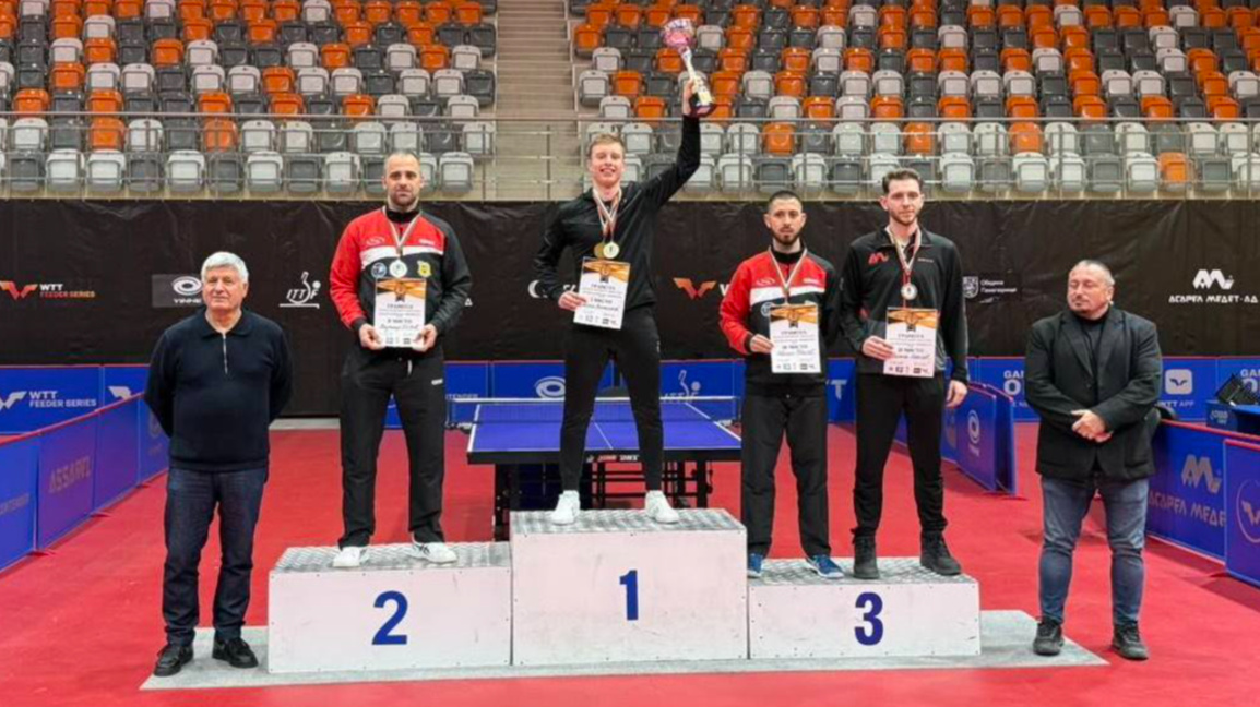 Йоан Величков с купата и златния медал на единично.