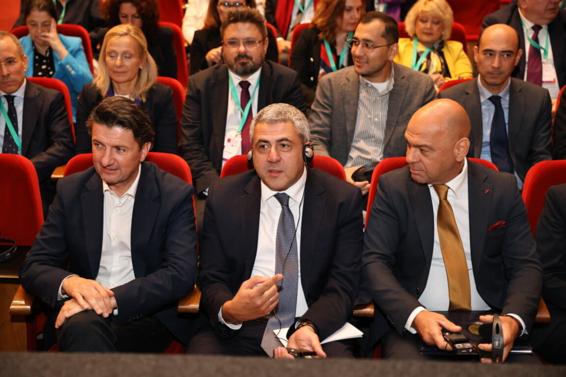 В Пловдив официално беше открита 9-ата Глобална конференция за винен туризъм на UN Tourism. Форумът събира представители на международни организации, академични среди, институции, винопроизводители и туристически експерти от цял свят под мотото "Изкуството на винения туризъм".