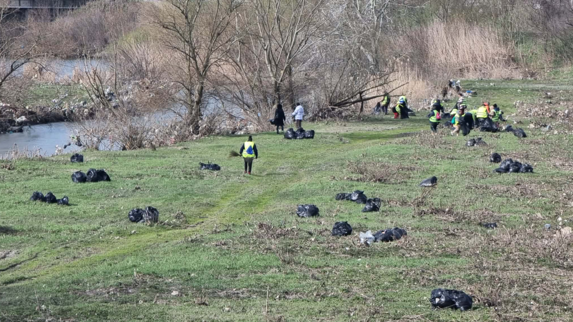 Продължава почистването на коритото на река Тунджа