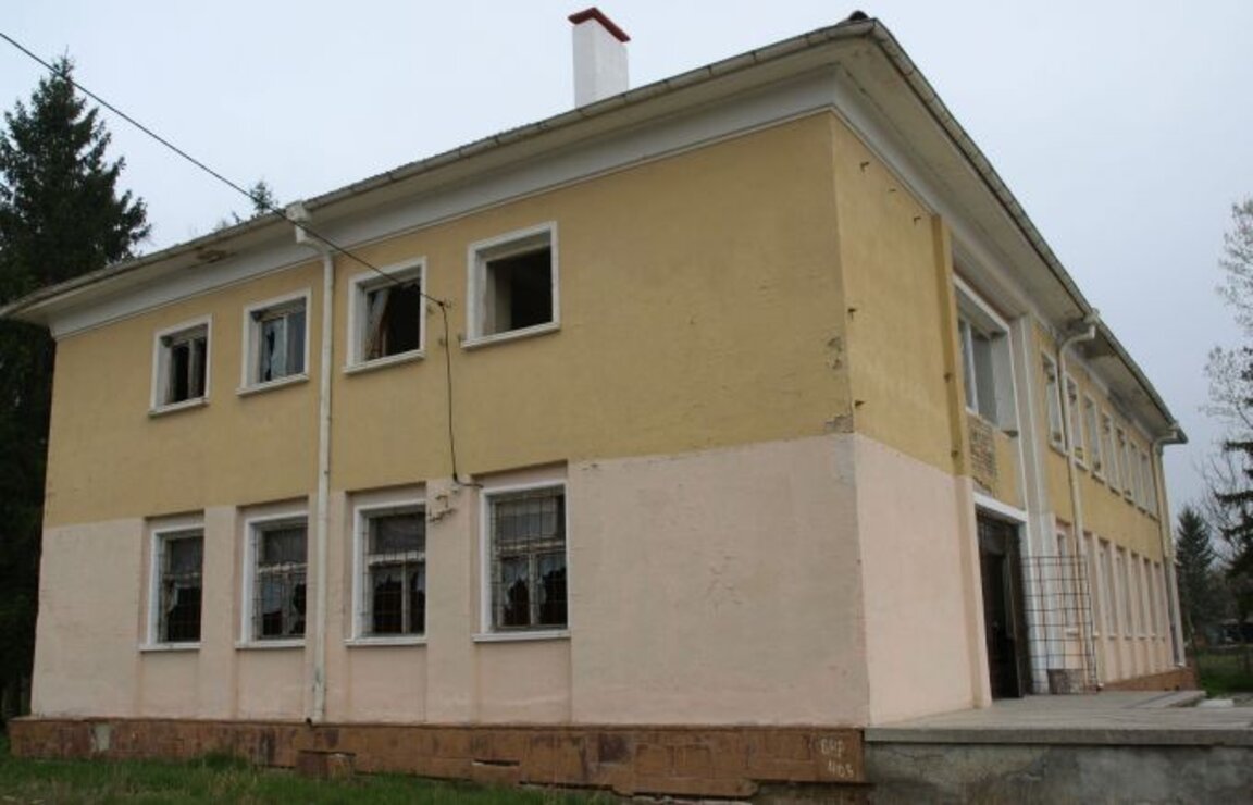 Делят сграда на две читалища