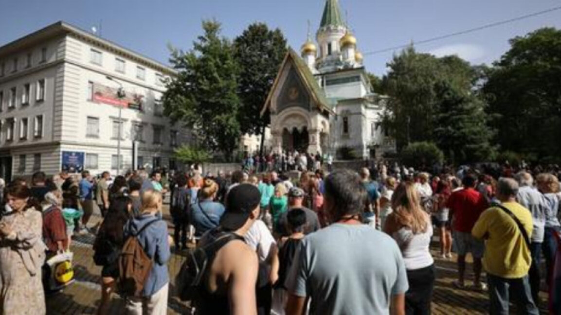Prayer held in front of the Russian Church in Sofia, citizens closed Tsar Osvoboditel Blvd.