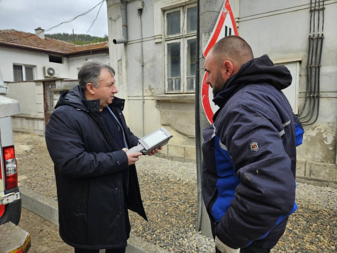 Кметът проверява осветлението