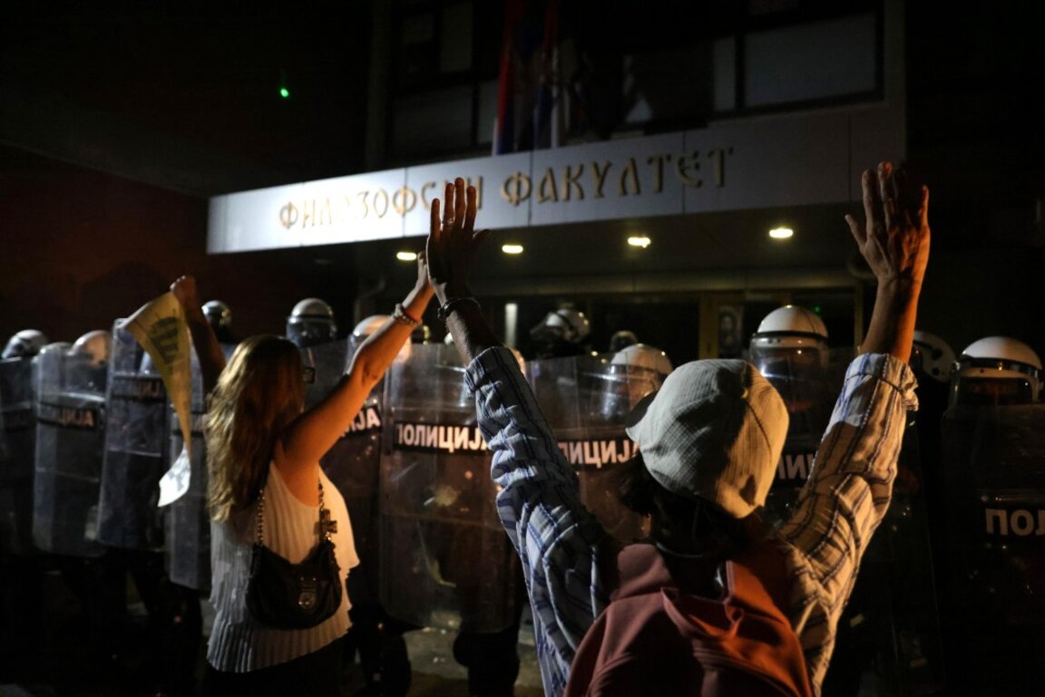 42 души са били задържани по време на снощния антиправителствен протест в сръбския град Нови Сад