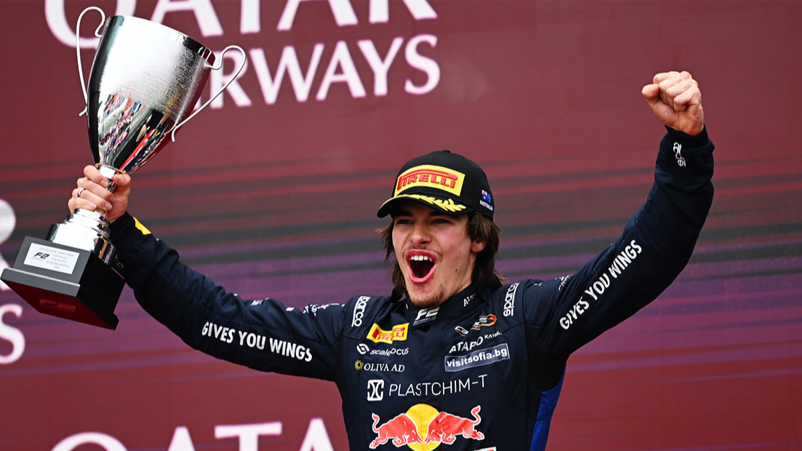 Никола Цолов с историческа победа във Формула 2