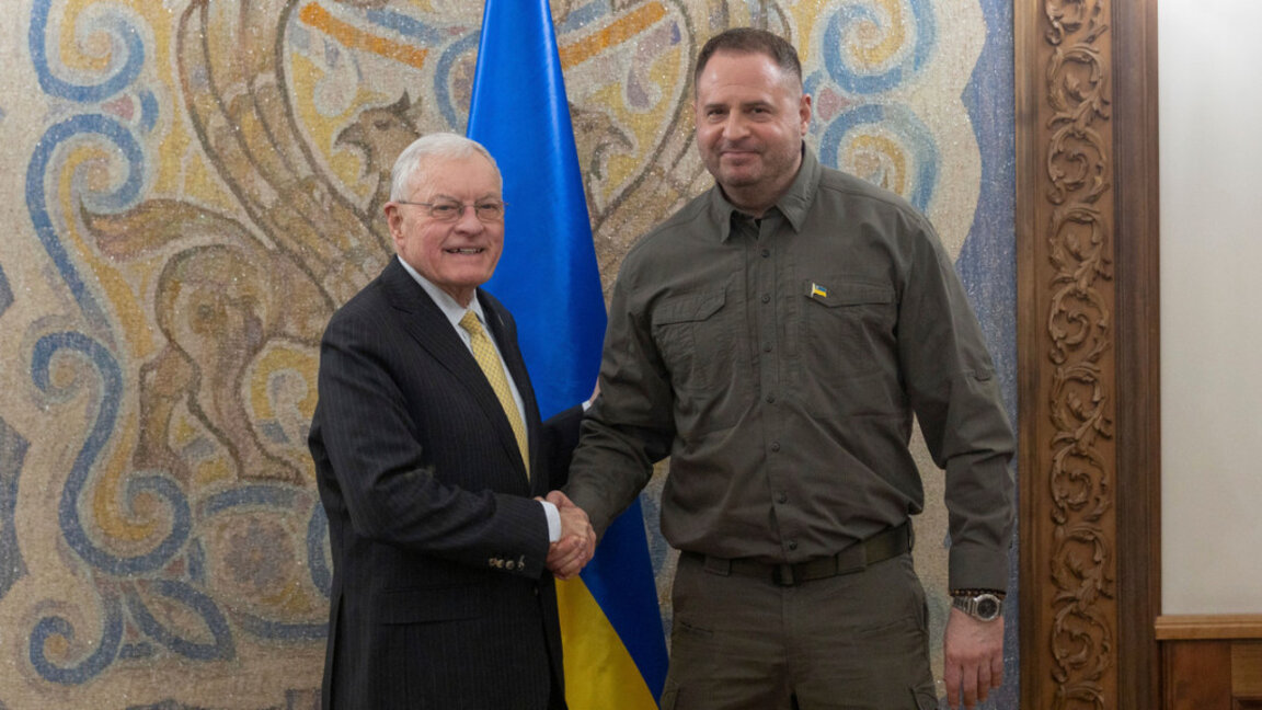 Пратеникът на САЩ за Украйна Кийт Келог се среща с ръководителя на президентската канцелария Андрий Ермак в Киев, 19 февруари 2025 г.