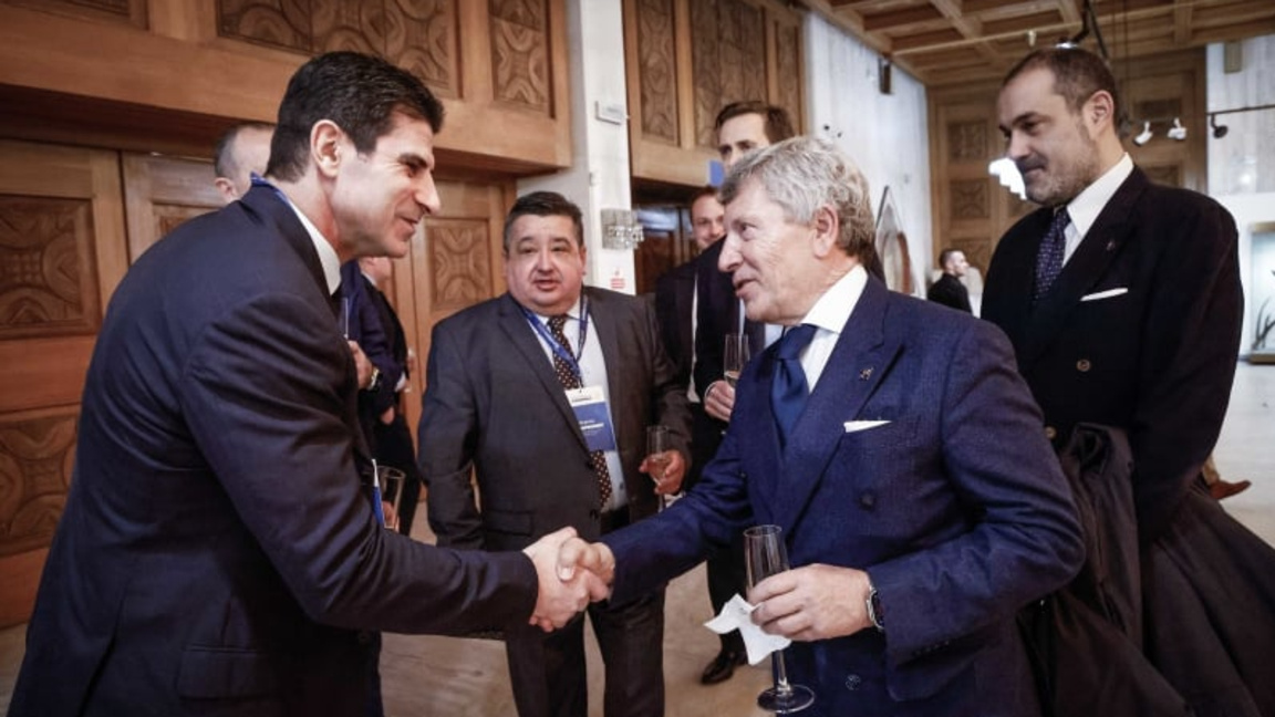 Георги Иванов приветства участник в Асамблеята.