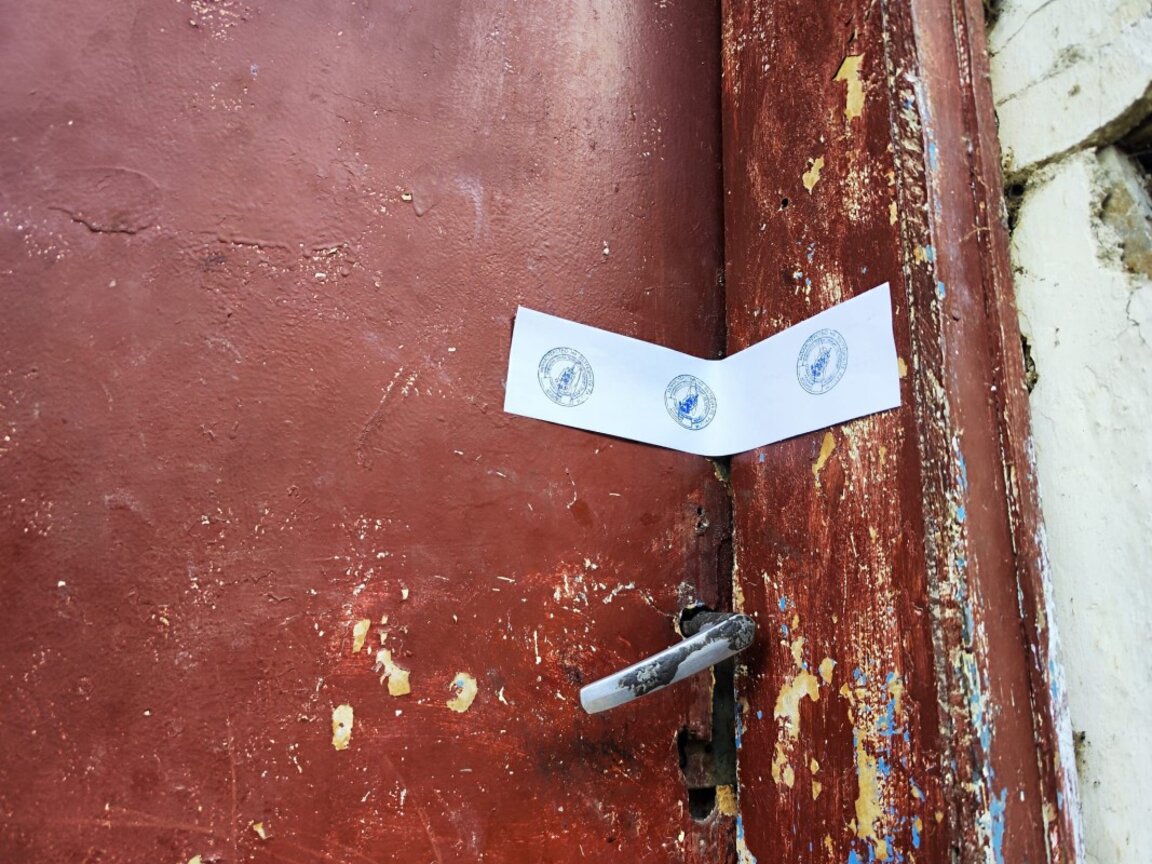 Вратата на къщата, в която е открит мъртвият мъж – запечатана от полицията. С. Гърбище, общ. Ардино.