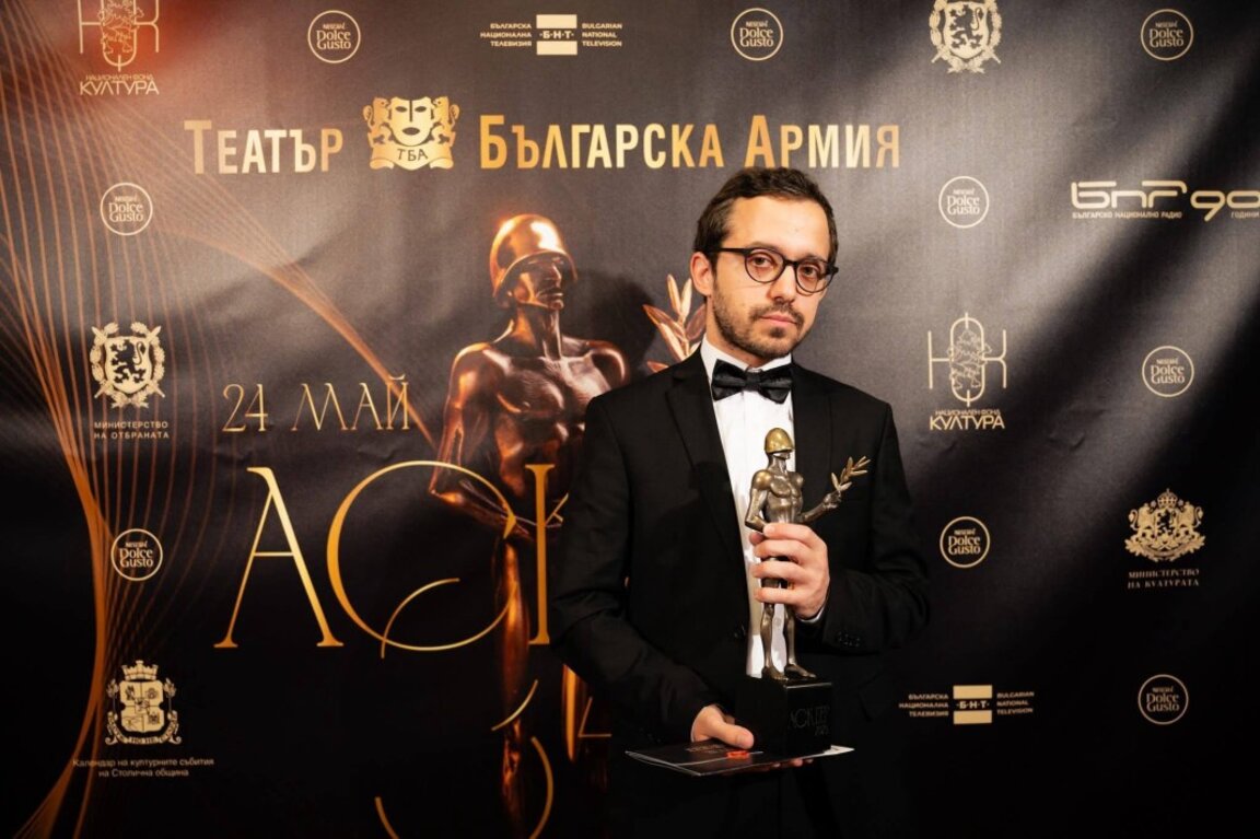Ростислав Георгиев с награда „АСКЕЕР 2025“ за спектакъла „Женитба“ на ДТ „Никола Вапцаров“ - Благоевград